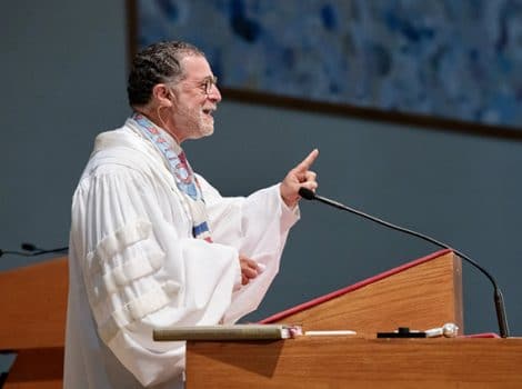 Rabbi Lustig at the bimah