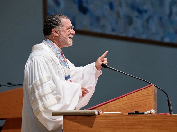 Rabbi Lustig at the bimah