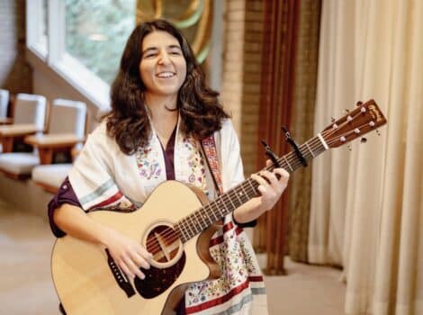 Cantor Becky Mann with a guitar